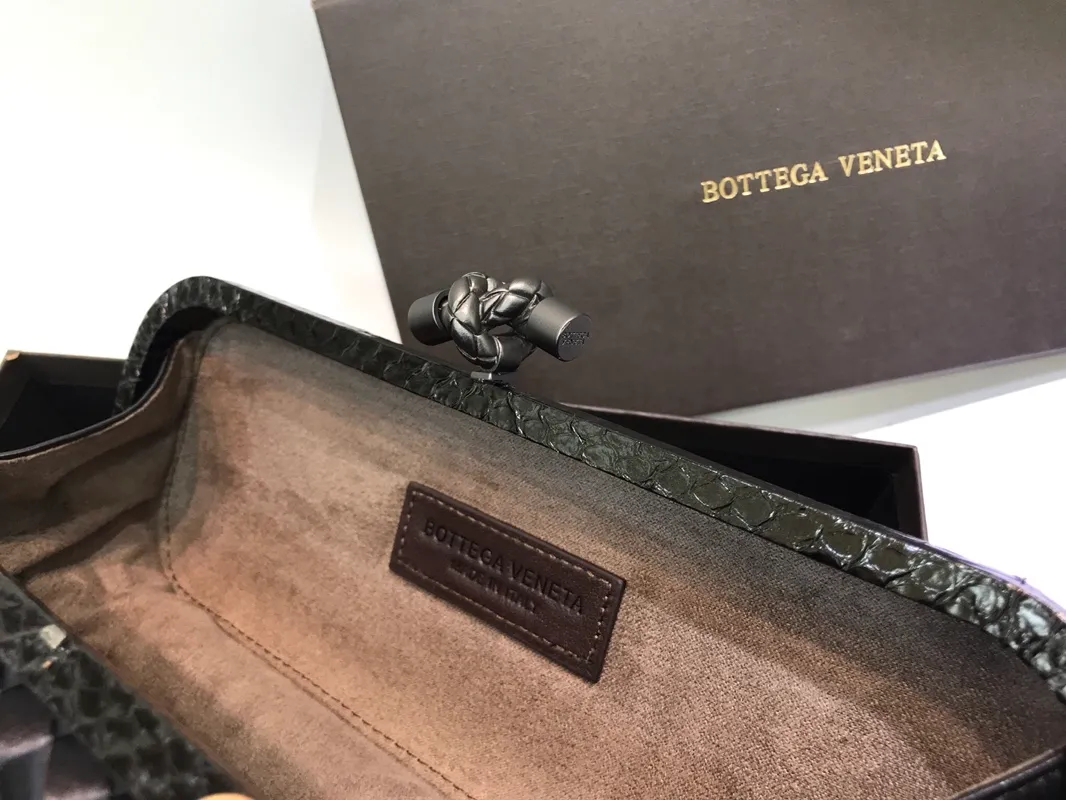 Classic evening bag~~~Japanese imported ribbon➕water snake leather edging material is dense and slippery, not easy to fluff. Size: 24.5cm*10.5cm*6cm 8651L350